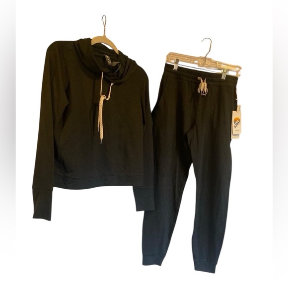 NWT Vuori hoodie and joggers set Size XS - Picture 1 of 7